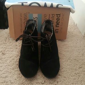 Toms black shoes