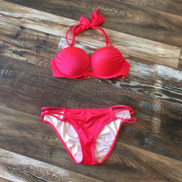 Better pictures of Victoria's Secret bathing suit!