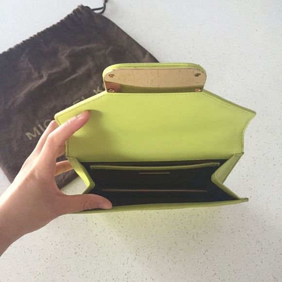 Micheal Kors envelope clutch - Picture 3 of 4