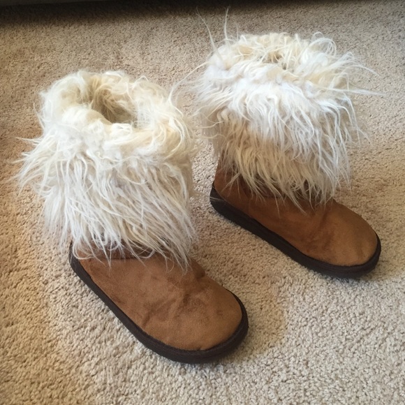 Worn once Faux fur boots size 8