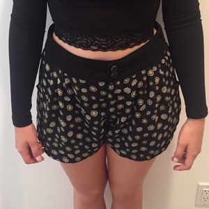 Short flowery shorts