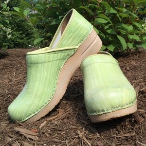 DANSKO SIZE 39 GREEN PATENT LEATHER PROFESSIONALS