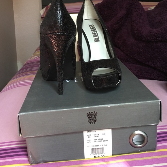 Black sequenced pumps