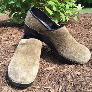 DANSKO SIZE 39 OLIVE GREEN SUEDE PROFESSIONALS