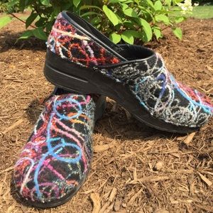 DANSKO SIZE 39 BLACK PROFESSIONALS WITH YARN.