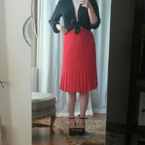 SOLD Fire Engine Red Vintage Pleated Pencil Skirt - Picture 2 of 3