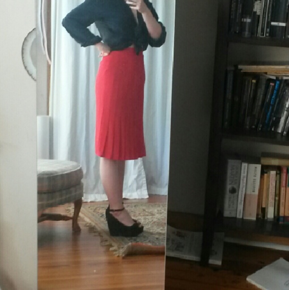 SOLD Fire Engine Red Vintage Pleated Pencil Skirt - Picture 3 of 3
