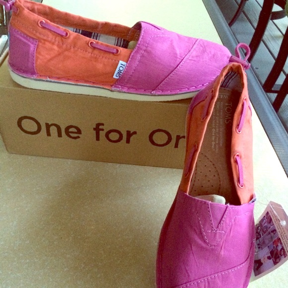TOMS NWT