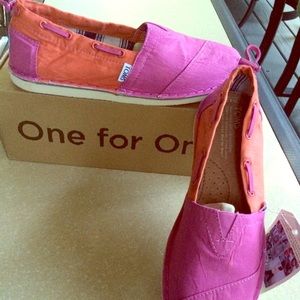TOMS NWT
