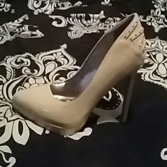 Nude pump