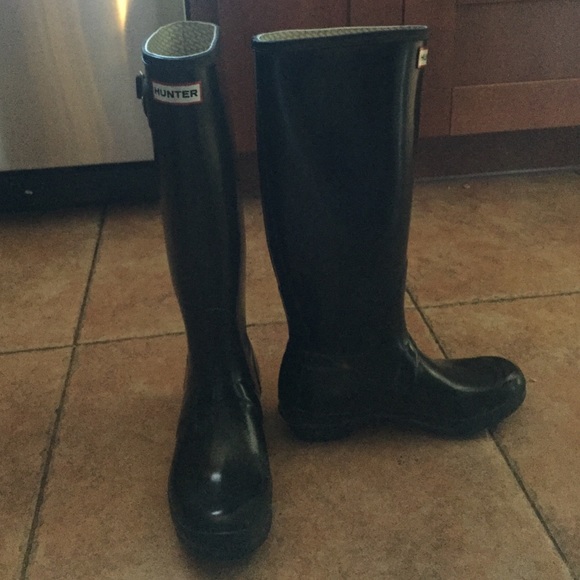 Black hunters size 7 AND black hunter socks