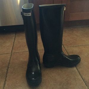 Black hunters size 7 AND black hunter socks