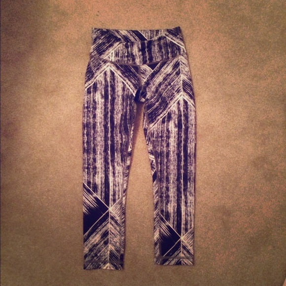 Black and white Lulu Wunder Under Crops