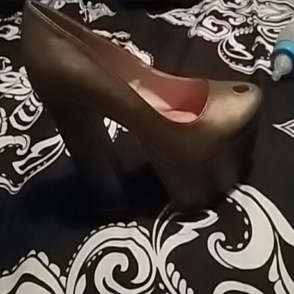 Shoes - Picture 1 of 4