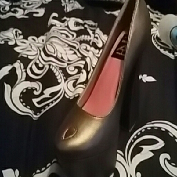 Shoes - Picture 2 of 4