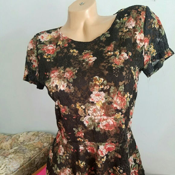 Black Floral Lace Peplum - Picture 2 of 4