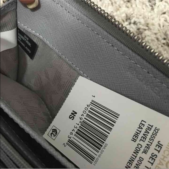 *SOLD* Michael Kors Wallet - Picture 3 of 4