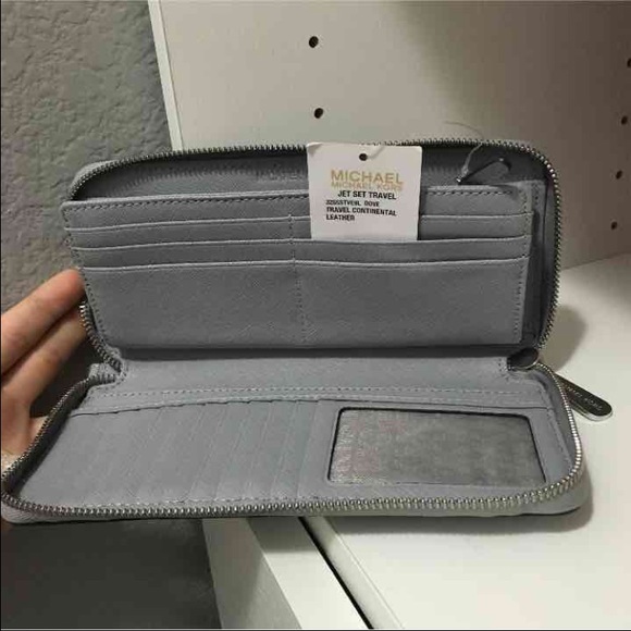 *SOLD* Michael Kors Wallet - Picture 2 of 4