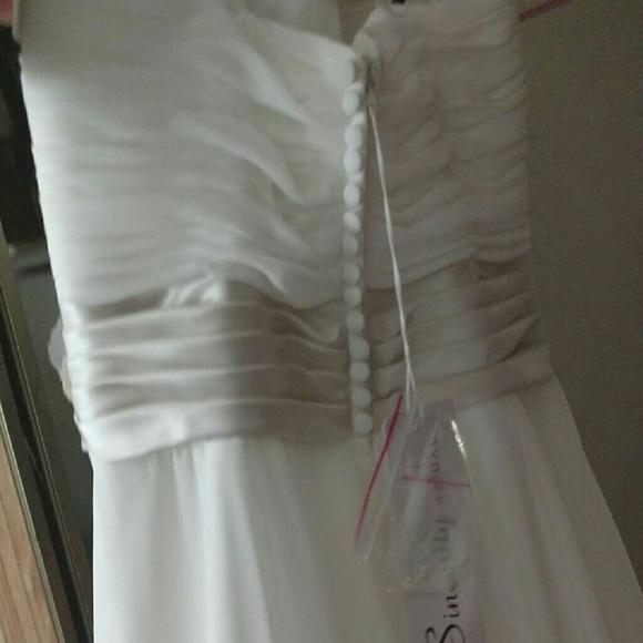 Wedding dress - Picture 2 of 4