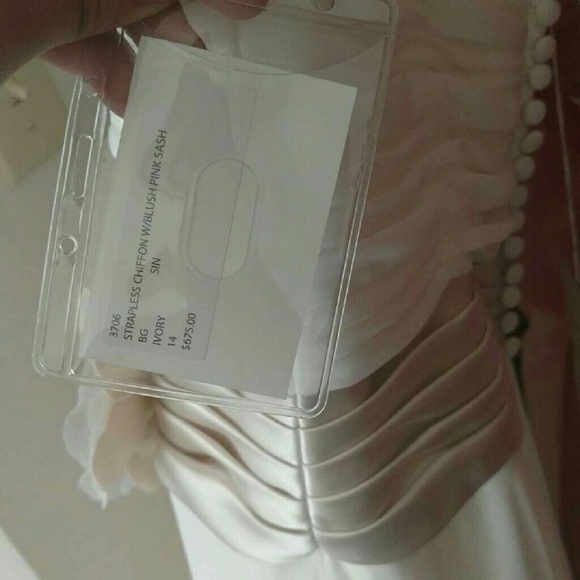 Wedding dress - Picture 4 of 4