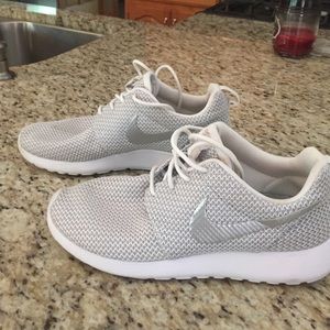 Nike Roshe Run size 8 woman's