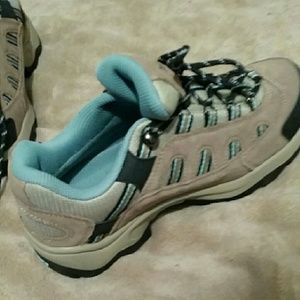 New never worn brown suede hiking shoes!!