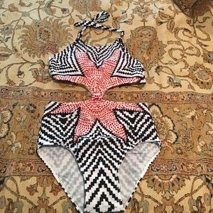 Super cute swimsuit!