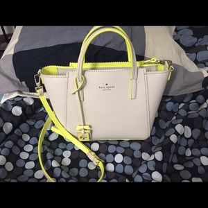 Kate Spade Ivy Drive Small Loryn in beige/lemon