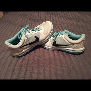 NIKE TENNIS SHOES