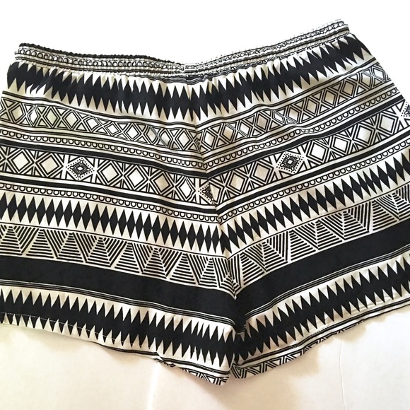 ❌SOLD❌ Aztec Print Lightweight Shorts - Picture 3 of 4