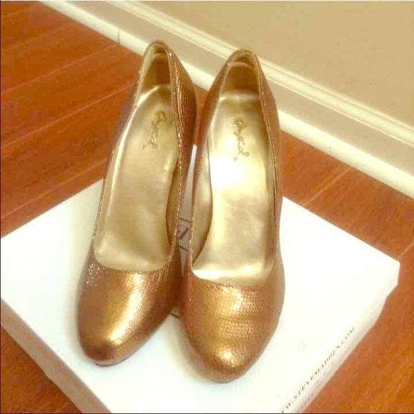 🚫SOLD🚫Bronze pump