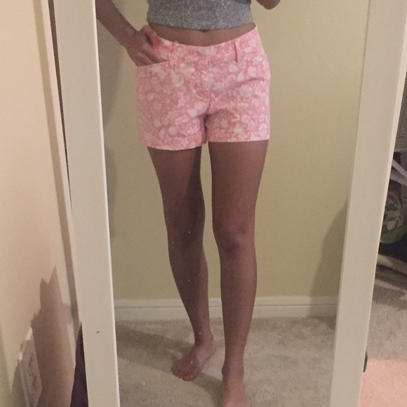 Coral and white shorts - Picture 1 of 3