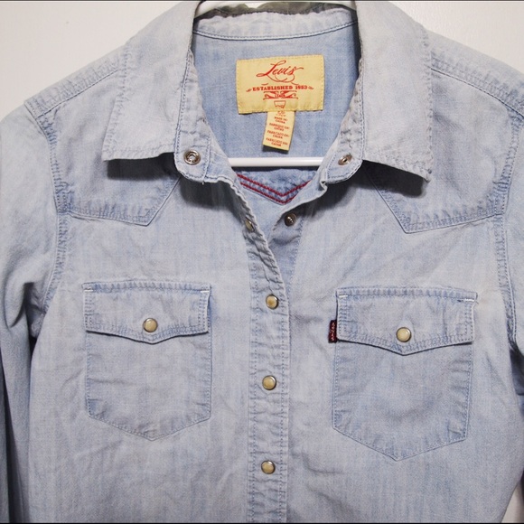 Levi's Light-Wash Denim Button-Down