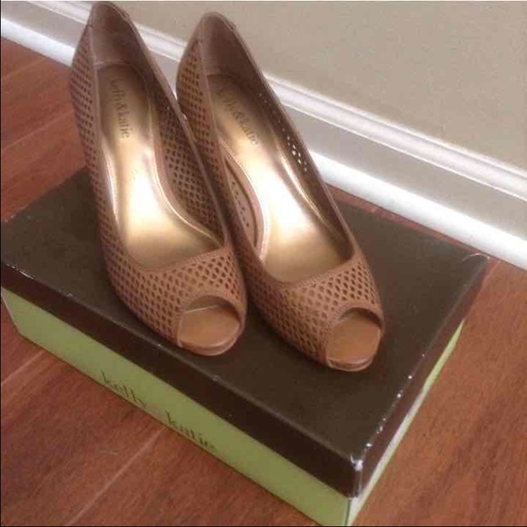 Kelly & Katie Cognac pump