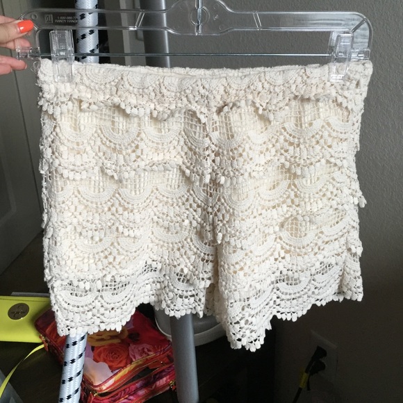 Scalloped lace shorts from Zara