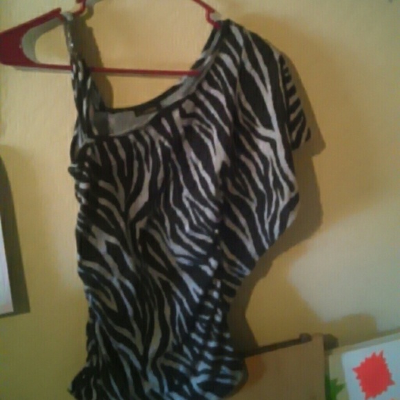 Sexy half sleeved, zebra printed, dressy top! - Picture 3 of 4