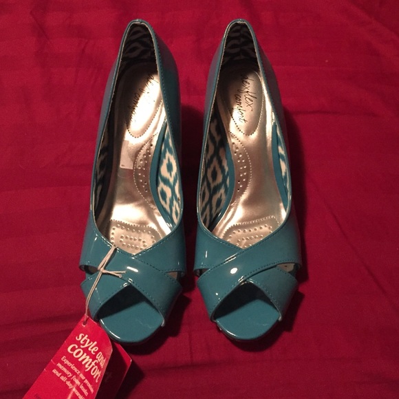 Patent leather look, peep toe, wedges.