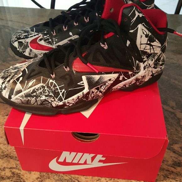 Men's Nike LeBron graffiti sneakers