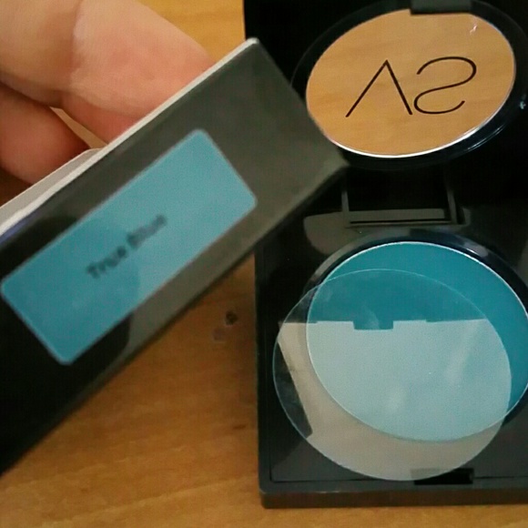 New in box Victoria's Secret blue matte shadow - Picture 2 of 3