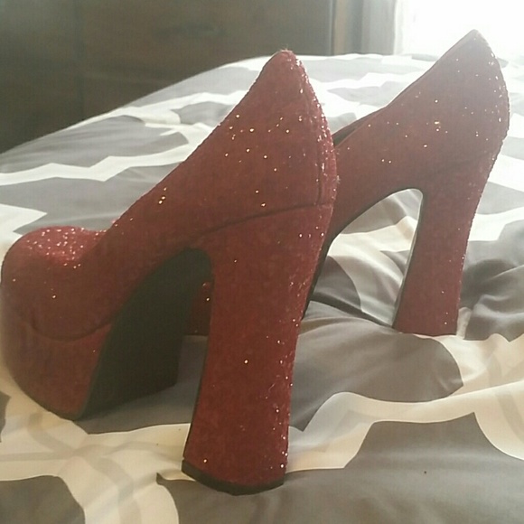 Sparkled red heels - Picture 2 of 2