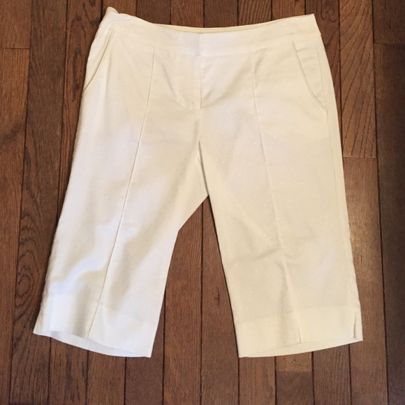 Nwot Bebe Bermuda short white with dots