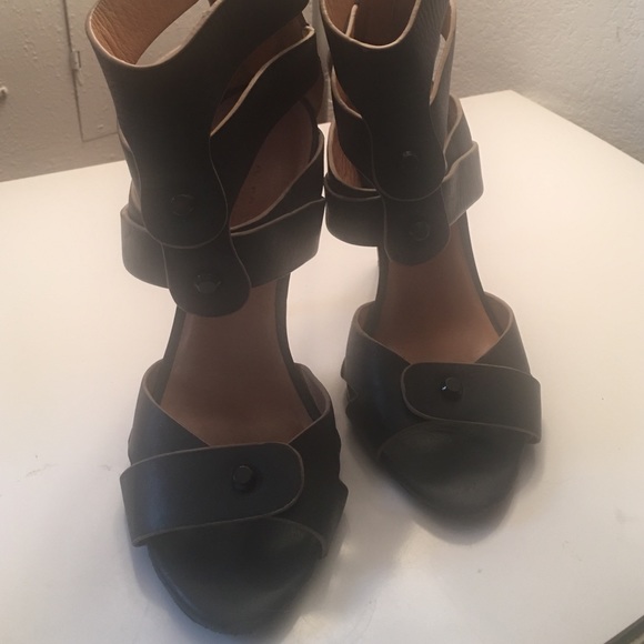 LAMB heels - Picture 2 of 3