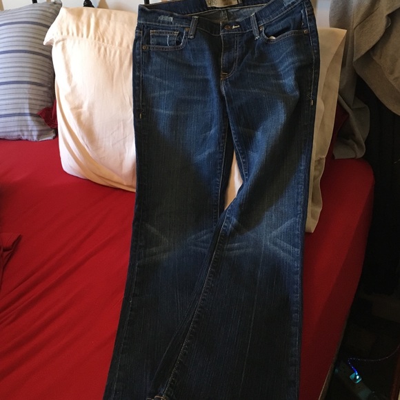 Old Navy Size 8 short low rise boot cut jeans!