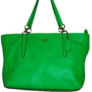 COACH Tote in pebble leather with storage bag