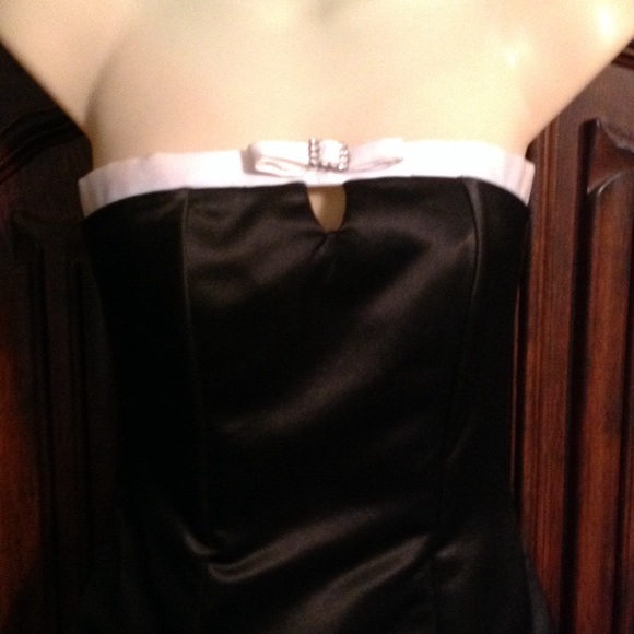 Beautiful Strapless Black Formal - Picture 2 of 4
