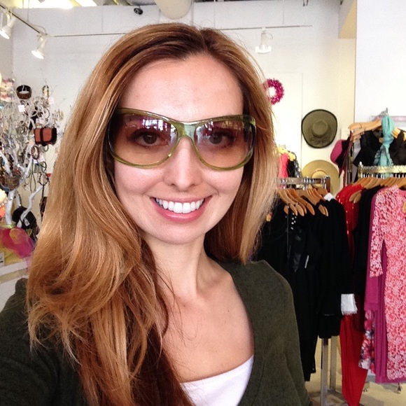 Beautiful Oscar de la Renta Sunglasses! ๐ - Picture 3 of 3