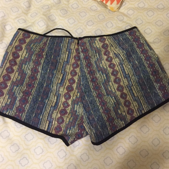 Tie up Aztec shorts - Picture 2 of 3