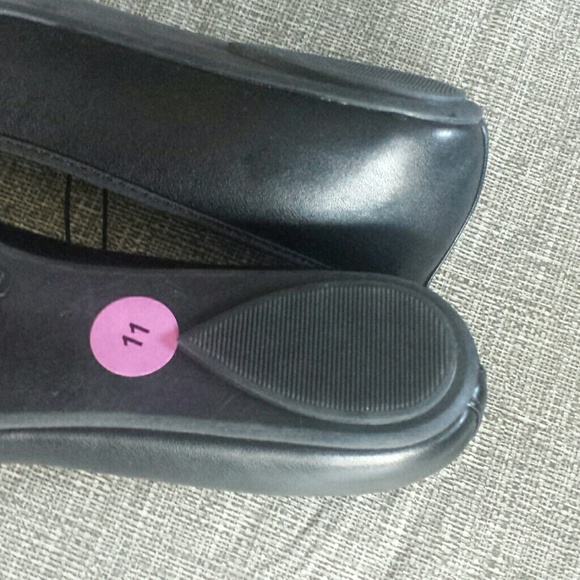🔥CL by LAUNDRY🔥BLACK FLATS W/ BRAIDED BOW - Picture 2 of 4