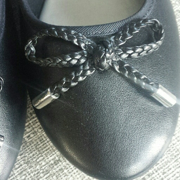 🔥CL by LAUNDRY🔥BLACK FLATS W/ BRAIDED BOW - Picture 4 of 4