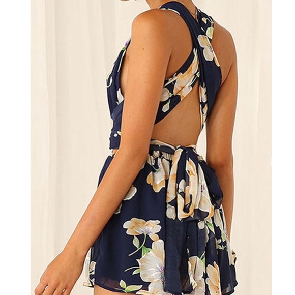 🆕Chiffon V Neck Floral Romper 🎊🎉HOST PICK🎊 - Picture 2 of 3